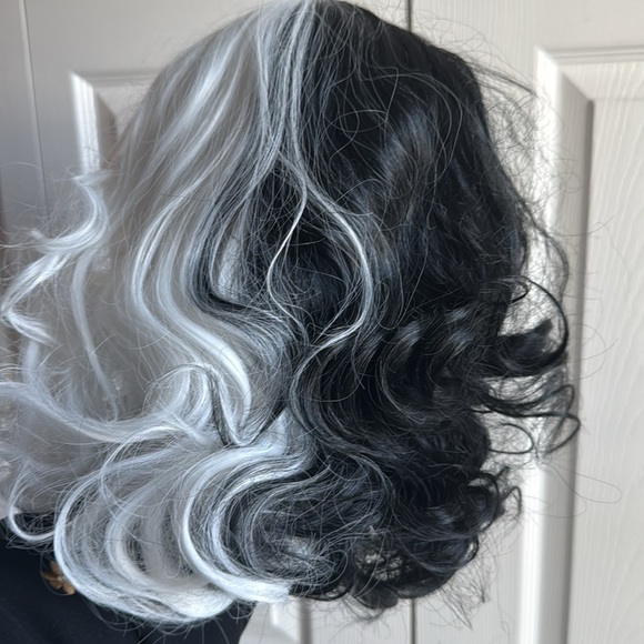 Short Black and White Wig Shoulder Length Wavy Two Tone Cosplay Wig Full Bangs - Picture 6 of 8